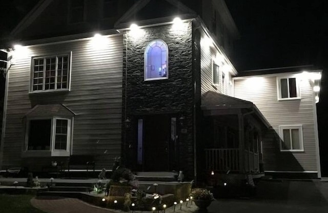 Amazing 3 bedroom apt. with porch & 1.8 miles away from Beach. August8-17avail