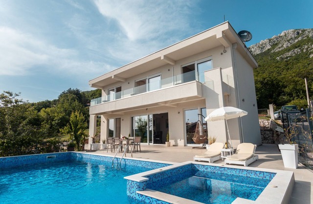 Amazing 3 bedroom home w/ pool in Budva