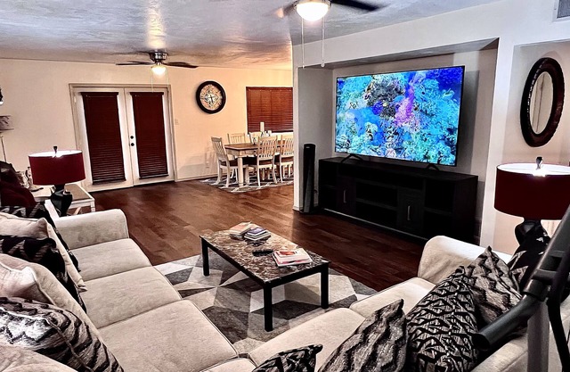 Amazing and Cozy King-Queen Bed Suites w/RV Parking