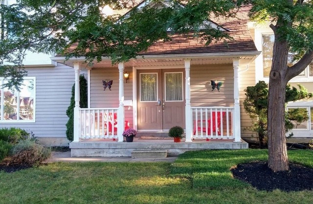 Amazing detached house with gas fireplace in Collingwood across street from Lake