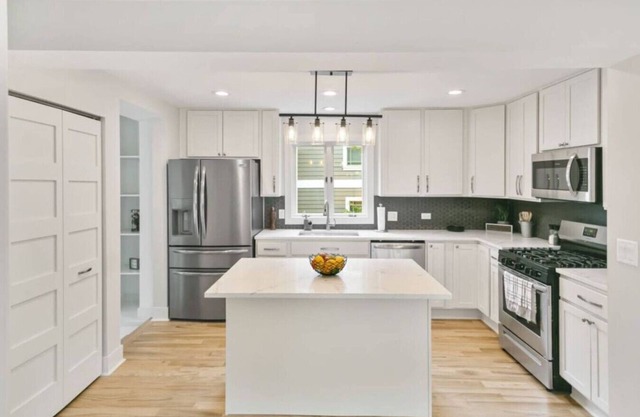 Amazing home in DT Libertyville - Near Naval Base!