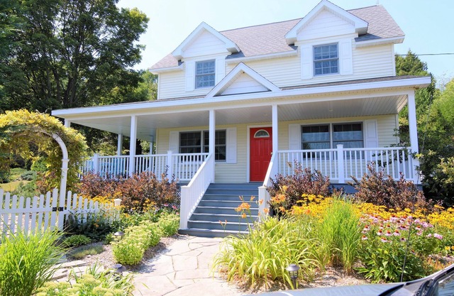 Hermosa casa, jardín increíble, el centro de Baileys Harbour