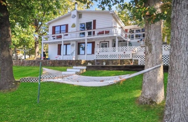 Amazing Lake Experiences! Private Hot Tub, Aamazing Dock, Firepit & Two Layers of Decks