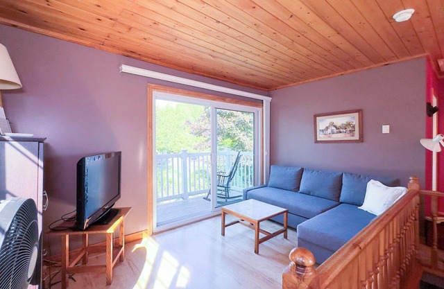 Amazing Lake View! King Bed- Gas Fireplace