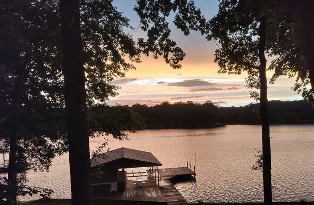 Amazing LAKEFRONT Main Lake 5BR/3.5BA House. Quiet Cove, Close to Everything.