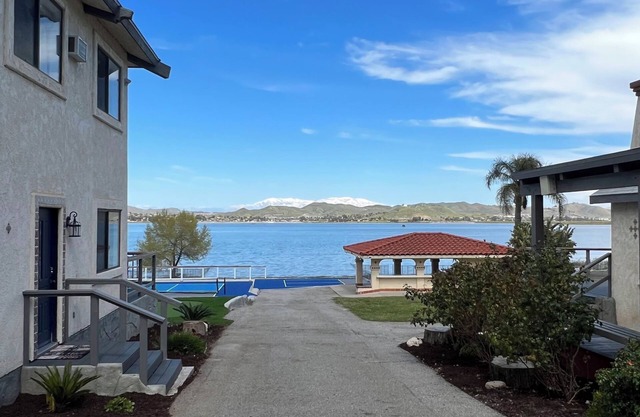 Amazing, Lakeside Pickleball Retreat with 2 courts swim spa & outdoor kitchen