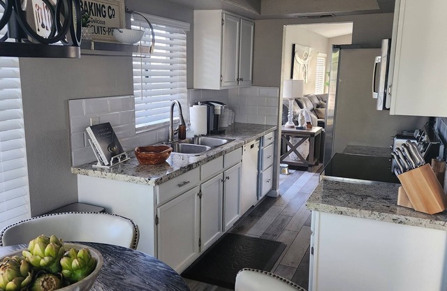 **AMAZING NORTH GLENDALE/PHX 3 BD HOME 2 BATH HOME**
