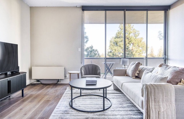 Amazing Palo Alto 2BR w/ Pool & Gym, near FB & Google, by Blueground