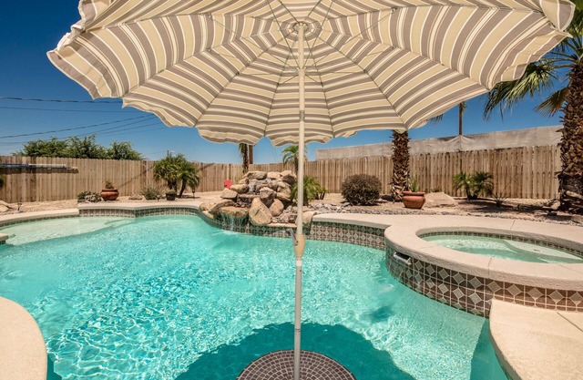 ¡¡Guau!! Increíble piscina y patio trasero !!!