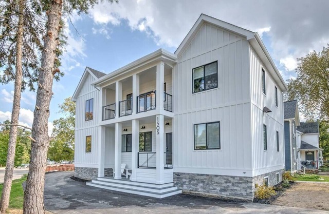 Amazing Spacious Home in AA Steps to Big House