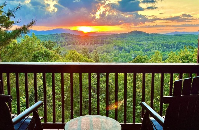 Amazing Views~Secluded Retreat~HotTub~GameRoom