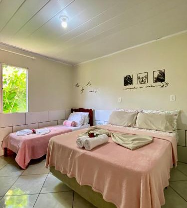 Ambiente ideal para famílias, casa conjulgada com Wi-Fi rápido, cozinha exclusiva e equipada, varanda com churrasqueira - A apenas 1 km da praia e 5 km da charmosa Praia da Vila
