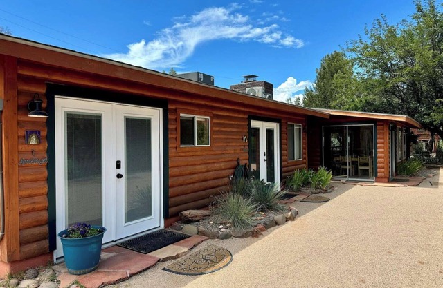 Amethyst Suite: Crystal Calm by the Creek