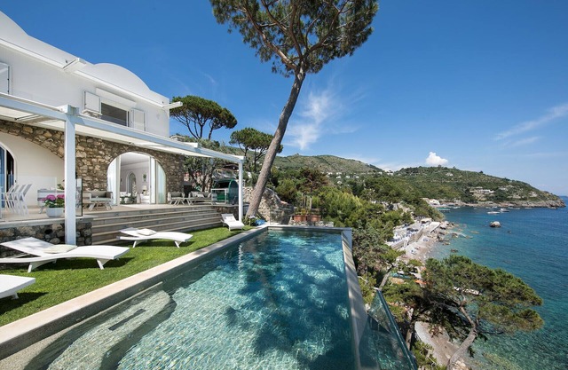 AMORE RENTALS - Villa Ibiscus with Infinity Pool, Direct Sea Access, Sea View, Parking and Breakfast