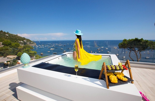 AMORE RENTALS - Villa Iside with Private Pool, Sea View, Jacuzzi and Parking