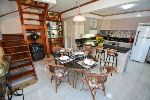 Ampla Casa com Piscina Ponta do Papagaio - PLH005