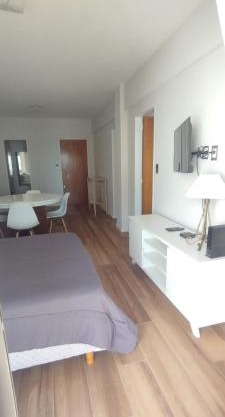 Amplio y luminoso monoambiente a 100 mts del mar