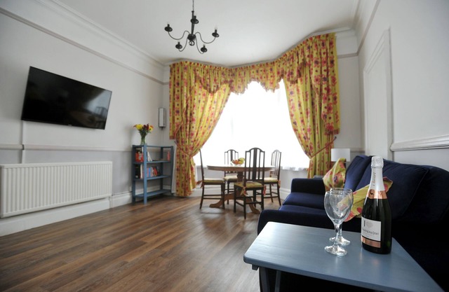 An apartment that sleeps 4 guests in 1 bedroom