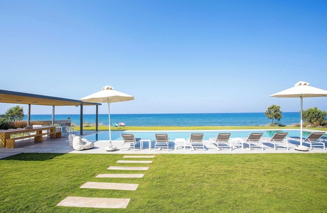 Villa de lujo frente a la playa con piscina infinita de 100m2 y cancha de baloncesto