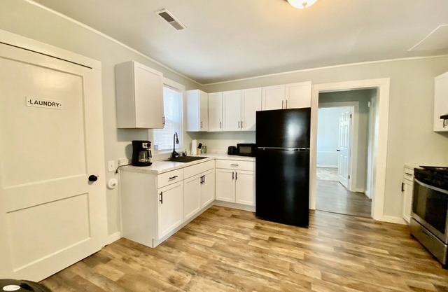 Anchors Away Cottage! Great Location - sleeps 4!