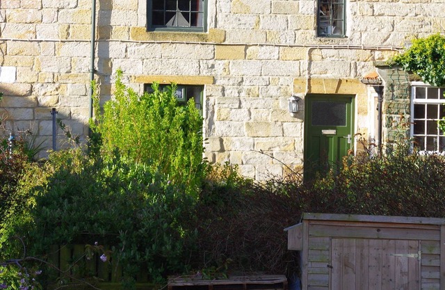 Antigua casa de campo de piedra con vigas. Características originales, comodidades modernas, ideal para familias.