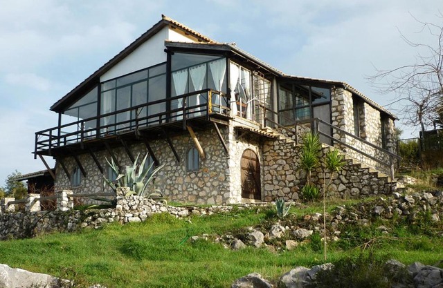 Andraclos House