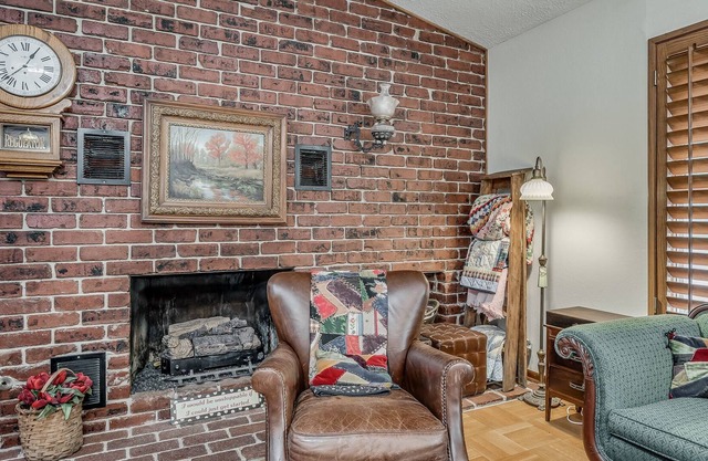 Antique Retreat w/ Hot Tub - Step back in time and unwind / Sleeps 5+1