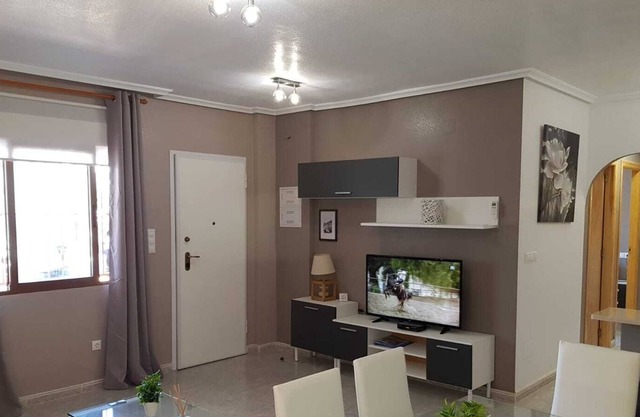 Cualquier nueva construcción: apartamento de 2 dormitorios, aire acondicionado y piscina privada.
