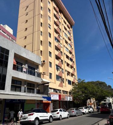 Apartamento a 350 m das praias de Areia Preta e das Castanheiras com dois quartos e duas varandas TV Wi-Fi dois elevadores sol da manhã garagem cozinha completa com airfryer micro-ondas sanduicheira e chaleira elétrica próximo a bancos mercados restaurant