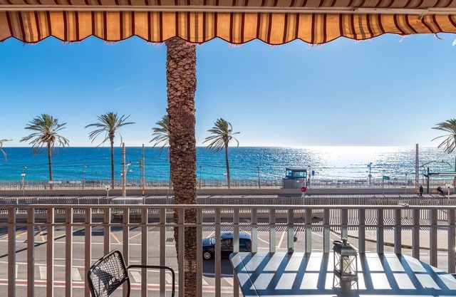Apartamento Vistamar a 25km BCN con vistas al mar, terraza, balcón, aire acondicionado y Wi-Fi