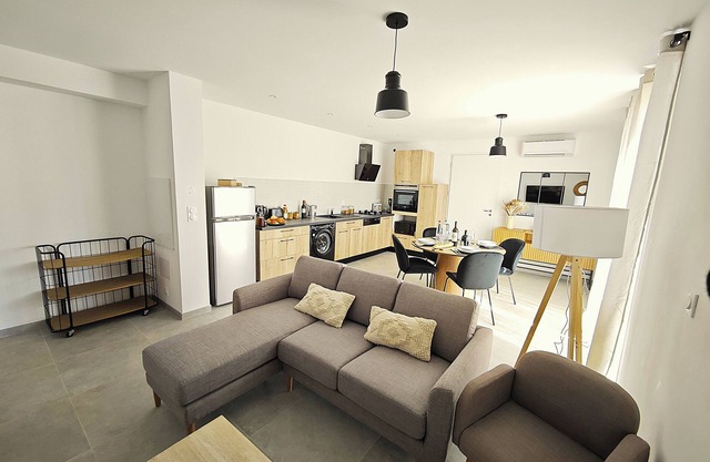 Apartment A Santa**** sleeps 4, pool, gym, games 10min from beaches