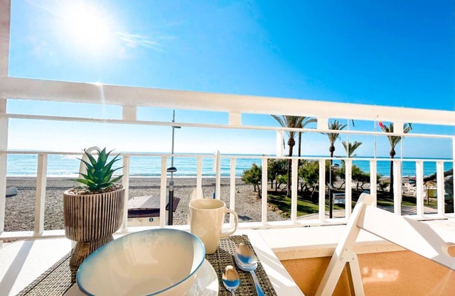 Apartamento en 1ª línea de playa de Sabinillas con vistas al mar