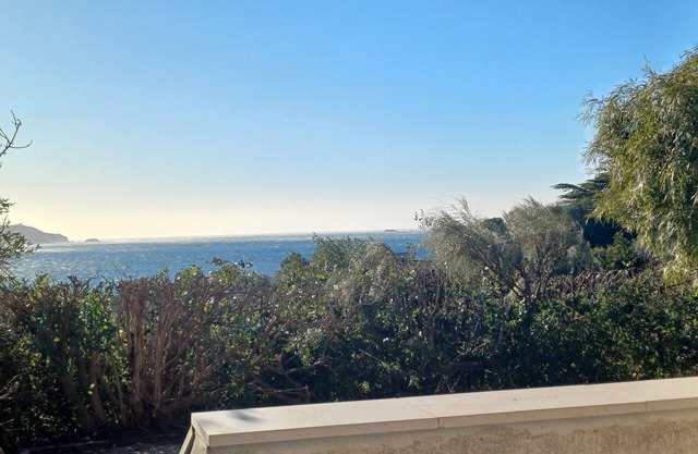 Amplio apartamento nuevo con vista al mar