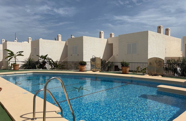 Apartamento a pocos metros de la playa con piscina