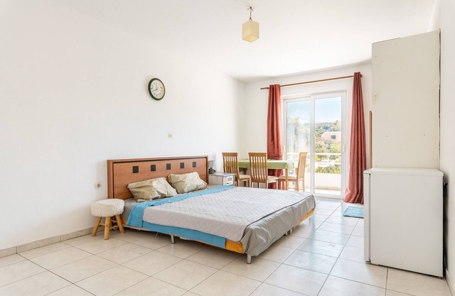 Apartamento 'Anthi For 4 People' con terraza compartida, jardín compartido y aire acondicionado.