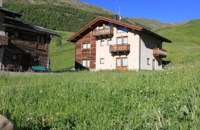 Apartamento "Bait Del Pont 54" con vistas a la montaña, Wi-Fi, balcón y jardín