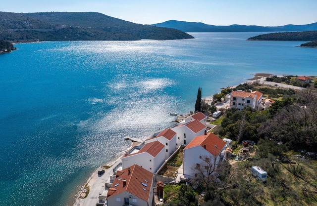 Apartment Bobić- Three Bedroom Apartment with Balcony and Sea View