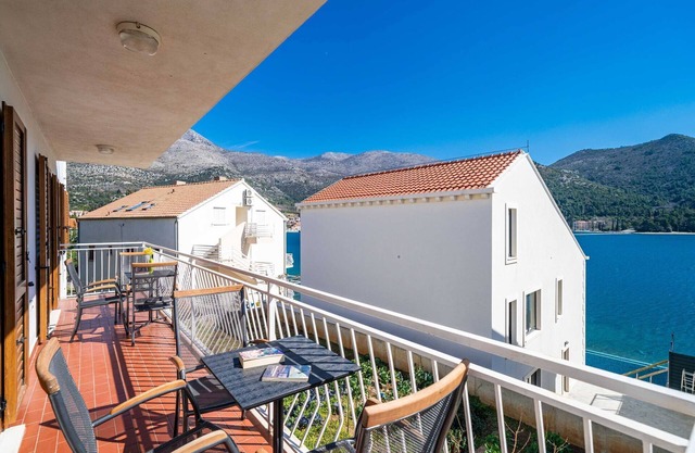 Apartment Bobić- Three Bedroom Apartment with Balcony and Sea View