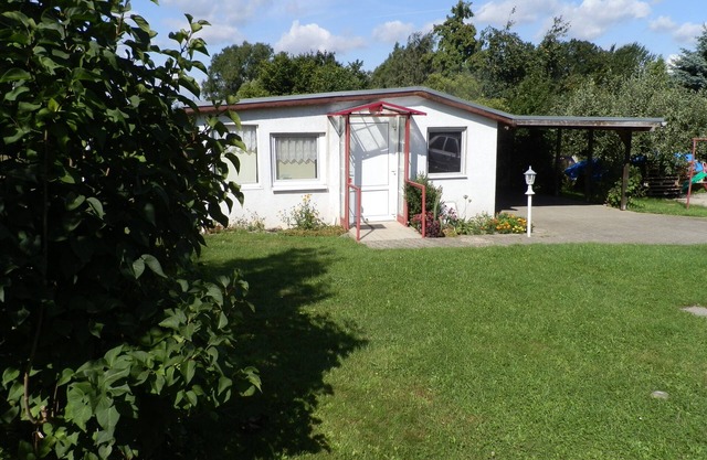 Bungalow con terraza en el jardín.