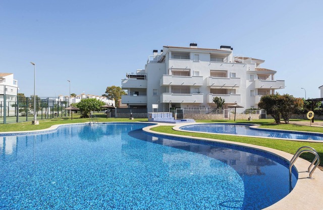 Apartamento 'Entre Olas 2' con piscina compartida, terraza privada y aire acondicionado.