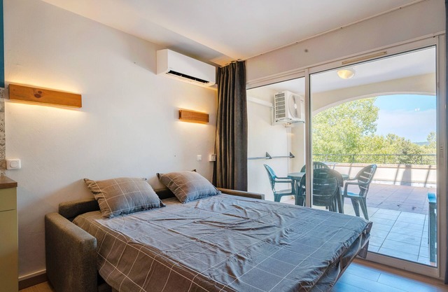 Apartamento 'Golf De Pont Royal' con vistas a la montaña, Wi-Fi y aire acondicionado