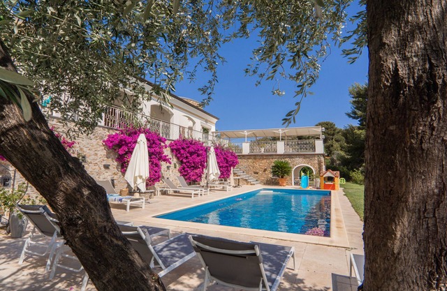 Exclusivo apartamento en villa con piscina y pista de tenis.