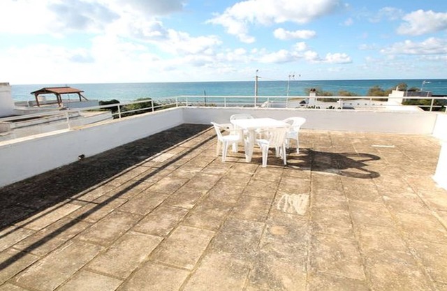 Apartamento en una villa a 30 metros del mar.