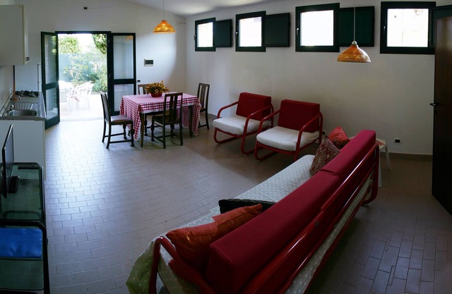 Apartamento en casa de campo con un gran parque y piscina cerca del mar