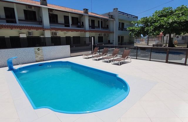 Apartamento en urbanización cerrada con piscina.