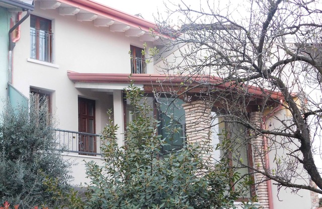 Casa en dos plantas, gran casa rodeada de vegetación.