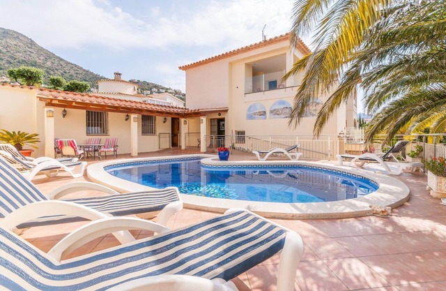 Apartamento en Rosas con piscina y vistas al mar