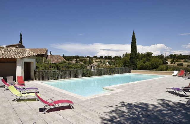 Apartamento con a/c y terraza privada con vista a los Alpilles, cerca de Vallée des Baux