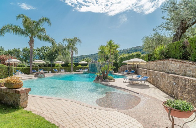 Apartamento en villa con piscina