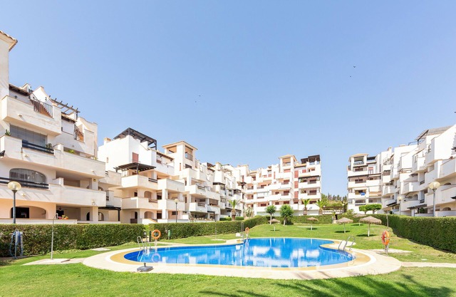 Apartamento 'Increible Playazo Vera' con piscina compartida, terraza privada y aire acondicionado.